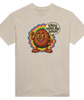 Beige t-shirt med en glad kokosnöt med färgglad bakgrund och texten Våga vara dig själv.