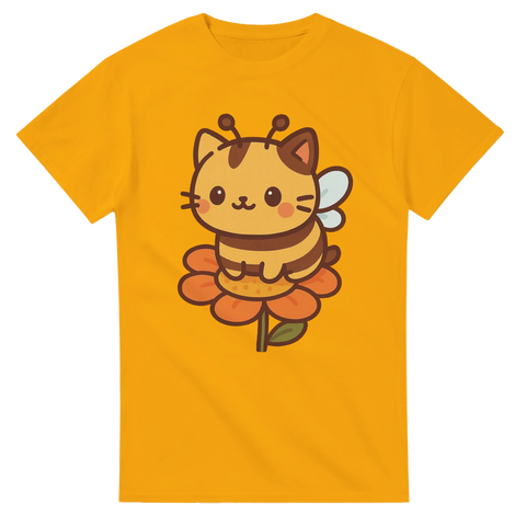 Gul t-shirt med samma motiv: söt katt i bikostym sittandes på en blomma.

