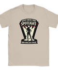 Beige t-shirt med grafiskt motiv av en kvinna i strålkastarljus