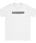 MINDCRAF" texttryck i blockig pixelstil på en vit t-shirt, gaming-inspirerad.