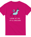 Lekfull enhörningsdesign med text på en klarrosa t-shirt, framifrån.