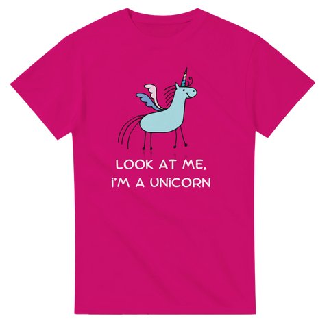Lekfull enhörningsdesign med text på en klarrosa t-shirt, framifrån.