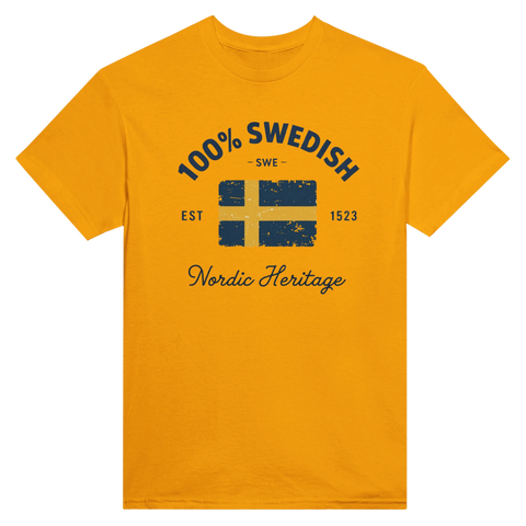 Nordiskt arv-design med sliten svensk flagga på gul t-shirt