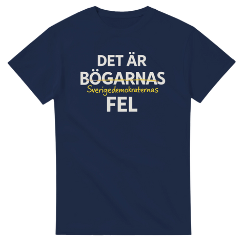 Marinblå t-shirt med grafiskt citat-tryck baserat på svensk humorklassiker