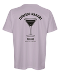 Svartvitt tryck av ett martini-glas på ryggen av en lila t-shirt
