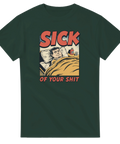 Retro comic illustration av utmattad man i säng – mörkgrön t-shirt med tryck