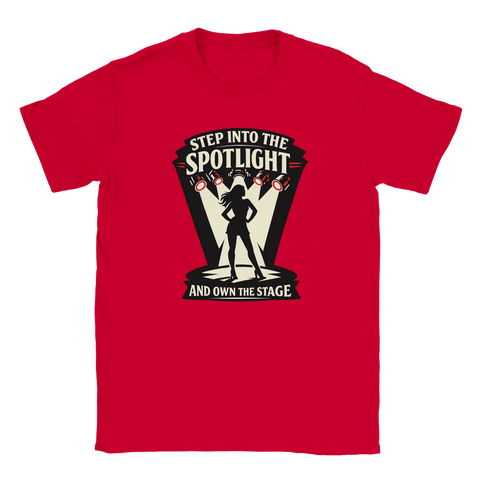 Röd t-shirt med dramatiskt tryck av strålkastare och scenisk siluett