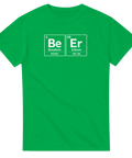 Be Er periodiska systemet-motiv på grön t-shirt.