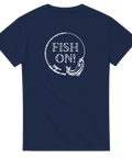 Fish On!" fiske-motiv med fiskespö och lax i cirkel, vit på marinblå t-shirt.