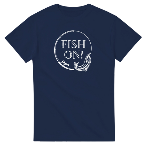 Fish On!" fiske-motiv med fiskespö och lax i cirkel, vit på marinblå t-shirt.
