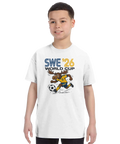 Leende pojke bär vit t-shirt med lekfullt svenskt fotbollsmotiv