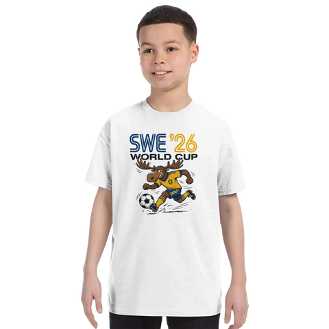 Leende pojke bär vit t-shirt med lekfullt svenskt fotbollsmotiv