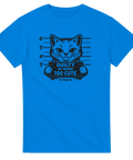 Svart katt i mugshot med text "Guilty of Being Too Cute" och "No Regrets" på blå T-shirt.