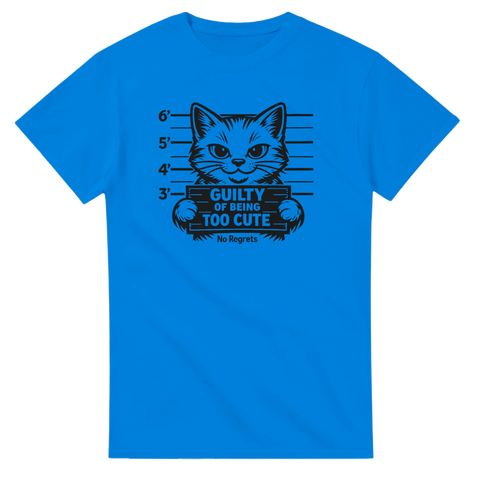 Svart katt i mugshot med text "Guilty of Being Too Cute" och "No Regrets" på blå T-shirt.