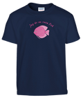 Grafiskt tryck av en rosa fisk och citat – marinblå barn t-shirt
