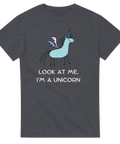 Tecknad ljusblå enhörning med vingar och text på mörkgrå t-shirt.