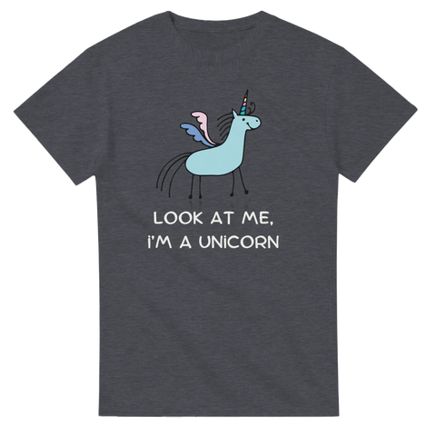 Tecknad ljusblå enhörning med vingar och text på mörkgrå t-shirt.