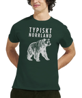 Vandrande björn, texten "TYPISKT NORRLAND" i vitt på mörkgrön t-shirt.