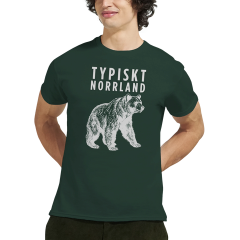 Vandrande björn, texten "TYPISKT NORRLAND" i vitt på mörkgrön t-shirt.