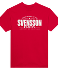 Röd t-shirt med texten Svensson – A Family of Originals