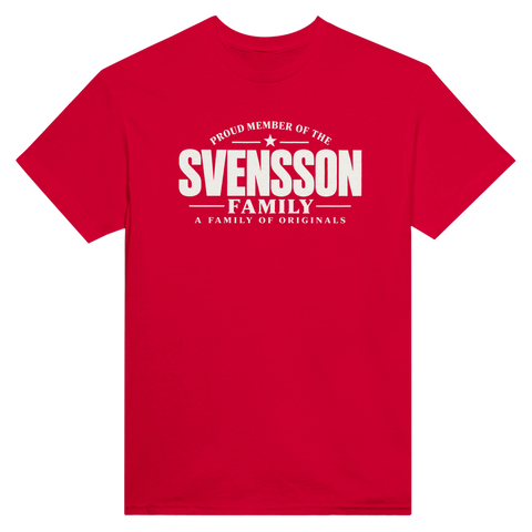 Röd t-shirt med texten Svensson – A Family of Originals