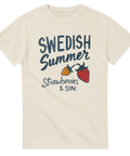Swedish Summer Strawberries & Sun" text med två jordgubbar på krämvit t-shirt.