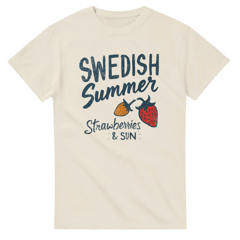 Swedish Summer Strawberries & Sun" text med två jordgubbar på krämvit t-shirt.
