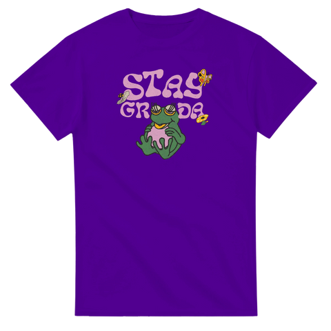 Groda med solglasögon, texten "Stay Groda", fjäril och blommor på lila t-shirt