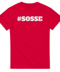 Vit text med hashtaggen SOSSE på en röd t-shirt