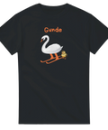 Rolig sport-t-shirt med svan på skidor och texten Gunde