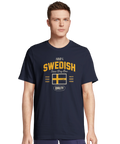 Man bär t-shirt med gult texttryck och svensk flagga i retrostil