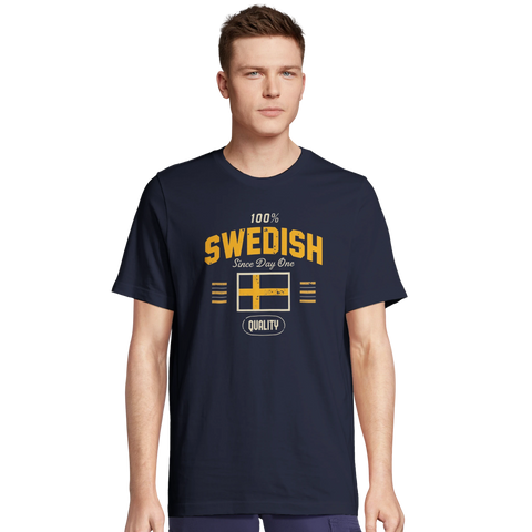 Man bär t-shirt med gult texttryck och svensk flagga i retrostil