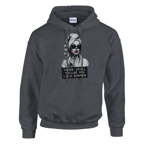 Marilyn Monroe-inspirerad kvinna med solglasögon, rött läppstift, text "Ingen jävel kallar mig lilla gumman" på mörkgrå ho...