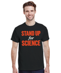 Modell i en svart t-shirt med texten Stand Up for Science i rött och vitt.