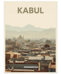 Illustration av Kabul med beige hus, en kupolformad moské och silhuetter av berg i bakgrunden under en ljus himmel.