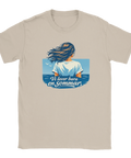Kvinna med blåsigt hår vid havet, text "Vi lever bara en sommar", på beige t-shirt.