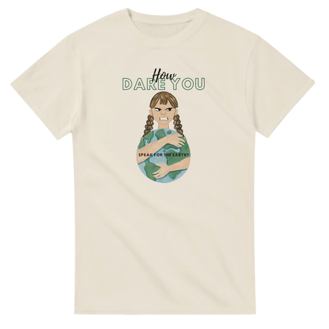 Tecknad Greta Thunberg kramar jorden, text "How Dare You Speak For The Earth?" på beige t-shirt.