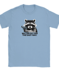 Ljusblå t-shirt med humoristiskt motiv av en tvättbjörn som håller en pistol