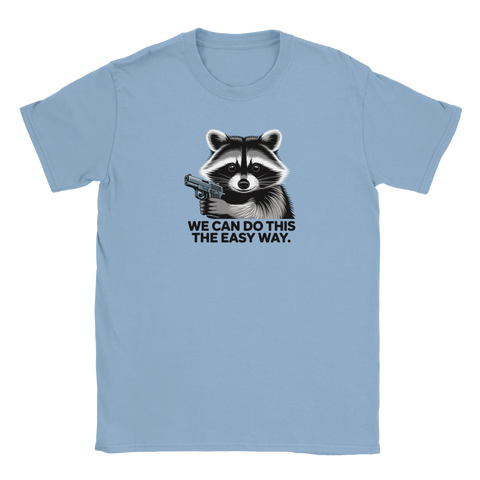 Ljusblå t-shirt med humoristiskt motiv av en tvättbjörn som håller en pistol