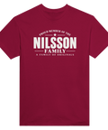 Vinröd t-shirt med texten Nilsson – A Family of Originals