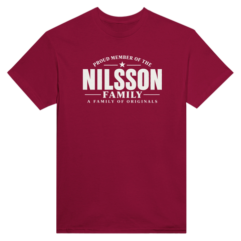 Vinröd t-shirt med texten Nilsson – A Family of Originals