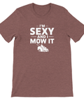 I'm Sexy and I Mow It" t-shirt, mörkrosa med vitt tryck av text och gräsklippare.