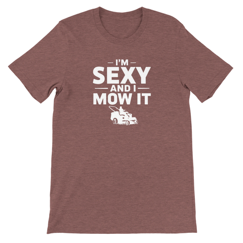 I'm Sexy and I Mow It" t-shirt, mörkrosa med vitt tryck av text och gräsklippare.