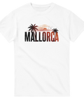 Retro Mallorca-tryck med palmer och solnedgång på vit t-shirt