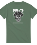 Pirat-motiv med dödskalle och text i vit grafik – olivgrön t-shirt