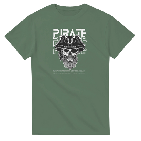 Pirat-motiv med dödskalle och text i vit grafik – olivgrön t-shirt