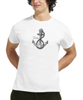 Detaljerat ankare med rep och texten "Sailor" på vit t-shirt.