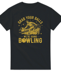 Retroillustration av bowlare i aktion med texten Grab Your Balls – vintage t-shirt