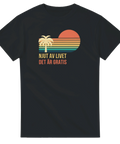 Retrosolnedgång med palm och texten "Njut av livet det är gratis" på svart t-shirt.