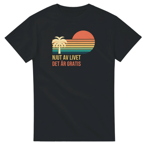 Retrosolnedgång med palm och texten "Njut av livet det är gratis" på svart t-shirt.